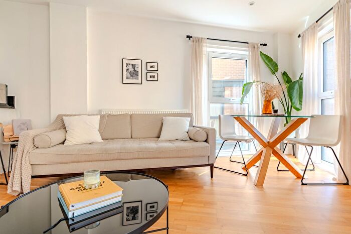 Studio To Rent In Dragmore Street, London . Bills Included (Lndn-D), SW4