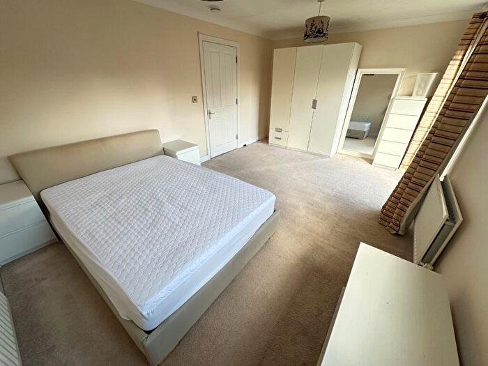 5 Bedroom Town House To Rent In Primrose Close, Luton, Bedfordshire, LU3