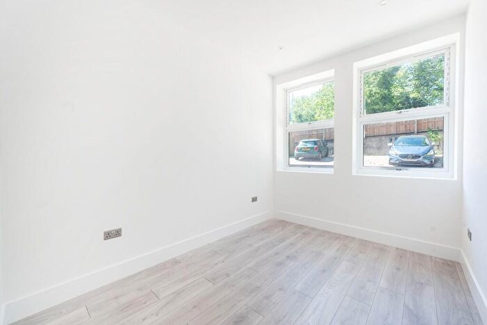 3 Bedroom Flat For Sale In West End Lane, Pinner, HA5