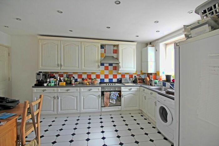 3 Bedroom Property To Rent In Hawthorn Avenue, London, E3