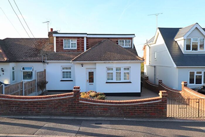 3 Bedroom Semi-Detached Bungalow For Sale In Mount Avenue, Rayleigh, SS6