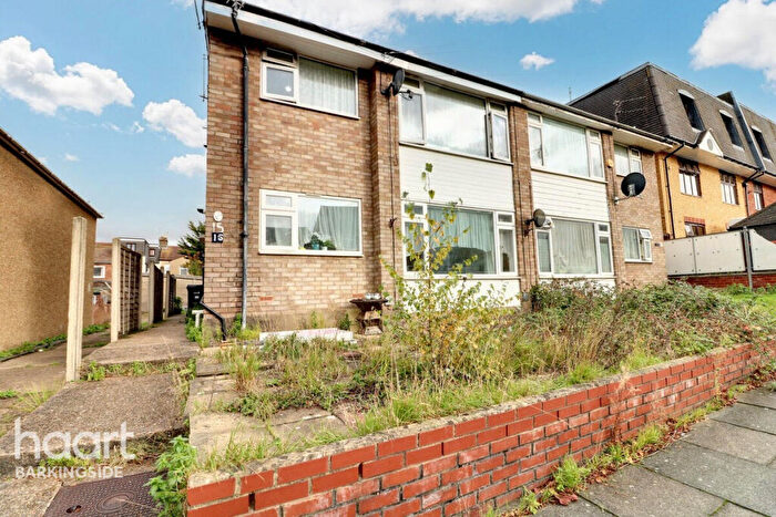 2 Bedroom Maisonette For Sale In Abbey Road, Newbury Park, IG2