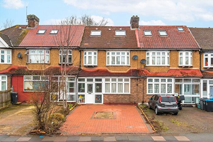 4 Bedroom Terraced House For Sale In Links Avenue, Morden, SM4
