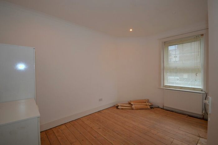 3 Bedroom Flat To Rent In Jebb Avenue, London, SW2