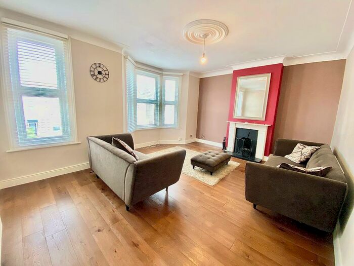 2 Bedroom Flat To Rent In Lonsdale Road, Wanstead, London, E11