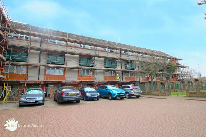 2 Bedroom Flat To Rent In Harlech Gardens, Hounslow, TW5