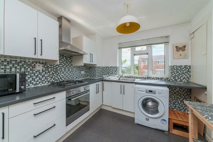 3 Bedroom Maisonette To Rent In Snakes Lane, Woodford, IG8