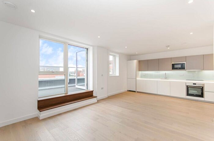 3 Bedroom Flat To Rent In Wilkinson Close, Cricklewood, London, NW2