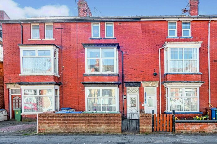 2 Bedroom Flat To Rent In Horsforth Avenue, Bridlington, North Humberside, YO15