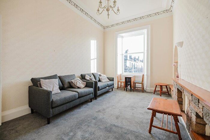 2 Bedroom Flat To Rent In L Lutton Place, Edinburgh, EH8