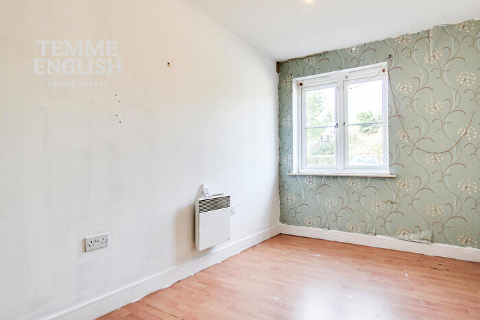 2 Bedroom Flat For Sale In Bridge Road, Wickford, Essex, SS11