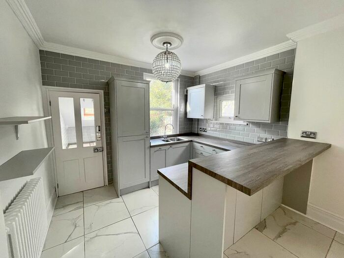 4 Bedroom Property To Rent In Tynewydd Road, Barry, CF62