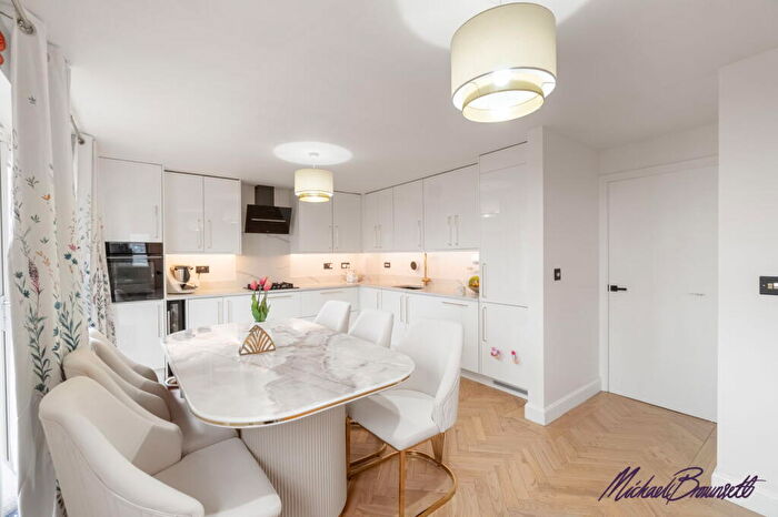 4 Bedroom Detached House For Sale In Viaduct View, Clayton, Bradford, BD14