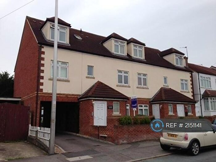2 Bedroom Flat To Rent In Brinkley Court, Worcester Park, KT4