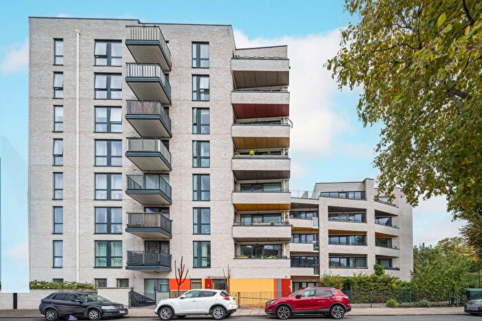 2 Bedroom Flat To Rent In St James Crescent, Brixton, London, SW9