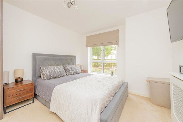 2 Bedroom Flat For Sale In Springhead Parkway, Gravesend, Kent, DA11