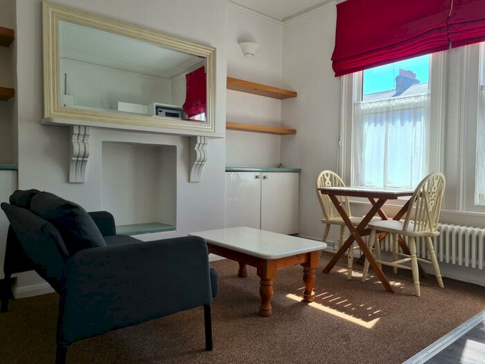 1 Bedroom Flat To Rent In Baker Street, Reading, Wiltshire, RG1