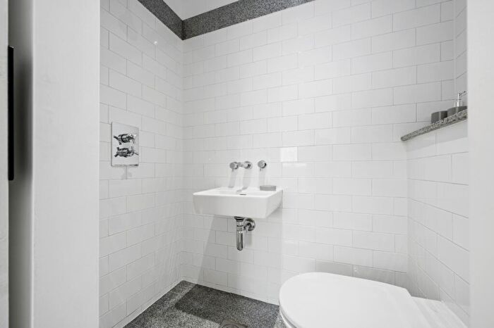 2 Bedroom Apartment To Rent In Oldham Road, Manchester, M4