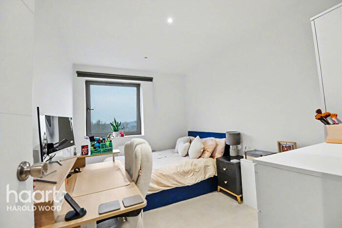 2 Bedroom Flat For Sale In Hubert Road, Brentwood, CM14
