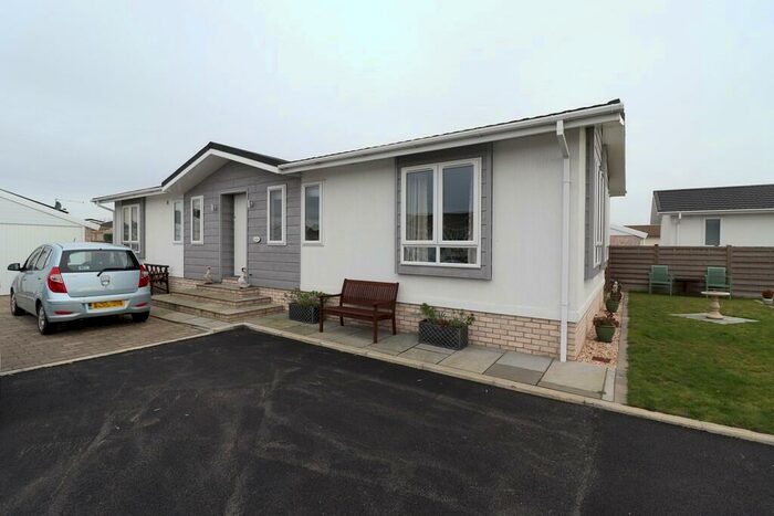 2 Bedroom Park Home For Sale In The Oval, Torksey Lock, LN1