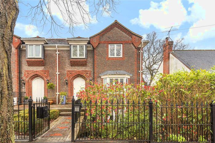 4 Bedroom Semi-Detached House To Rent In Northcourt Avenue, Reading, Berkshire, RG2