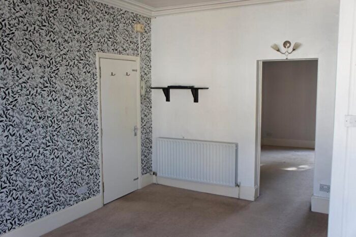 1 Bedroom Flat To Rent In Grovehill Road, Redhill, RH1