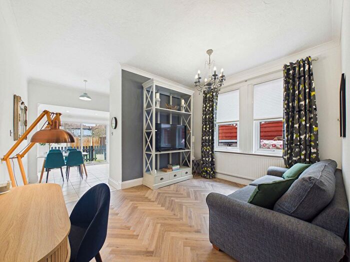 2 Bedroom Flat For Sale In Grosvenor Road, Westcliff-On-Sea, SS0