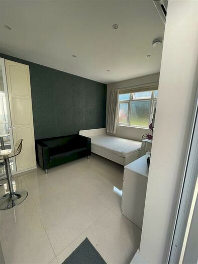 Flat To Rent In North Crescent, Finchley Central, N3