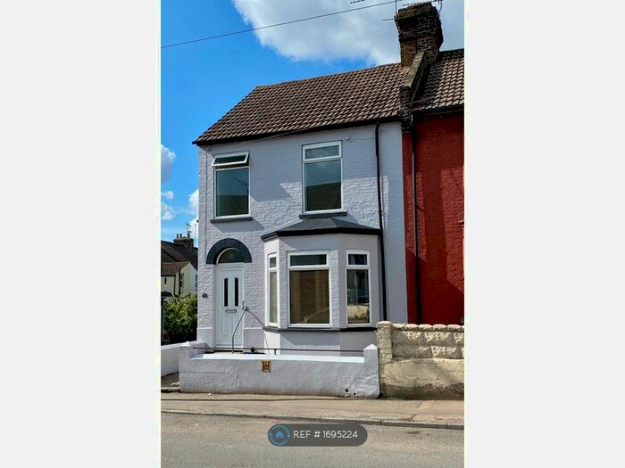 4 Bedroom Semi-Detached House To Rent In Ingram Road, Gillingham, ME7