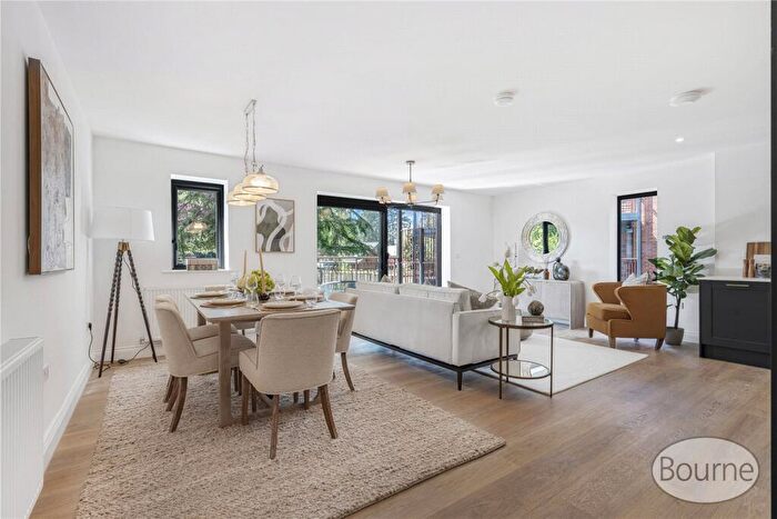 3 Bedroom Apartment For Sale In Shores Road, Horsell, Woking, Surrey, GU21