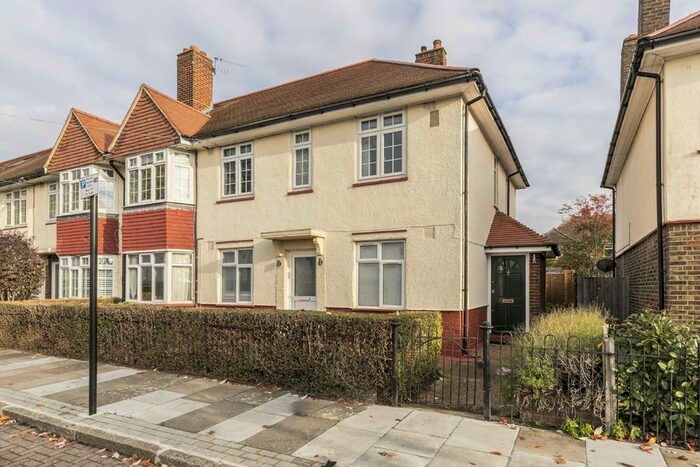 3 Bedroom Flat To Rent In Fieldview, London, SW18