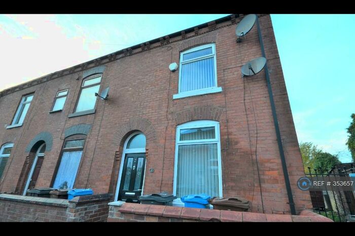2 Bedroom End Of Terrace House To Rent In Granby Street, Chadderton, Oldham, OL9