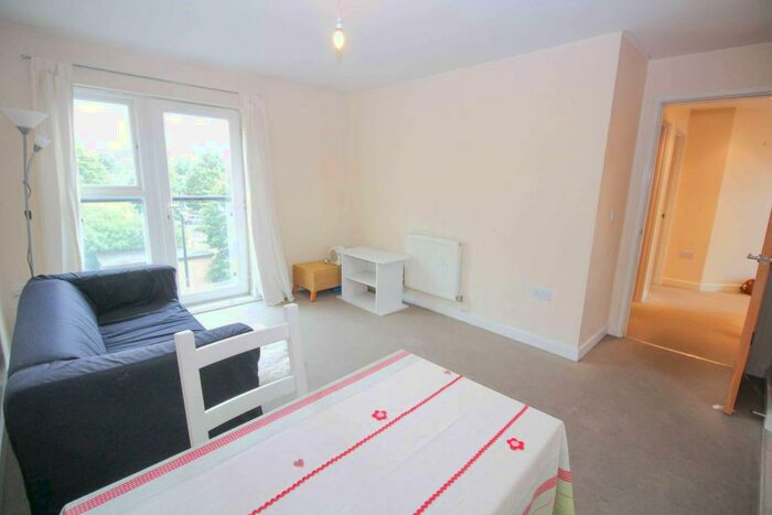 2 Bedroom Flat To Rent In Eddington Court, Peckham, London, SE15
