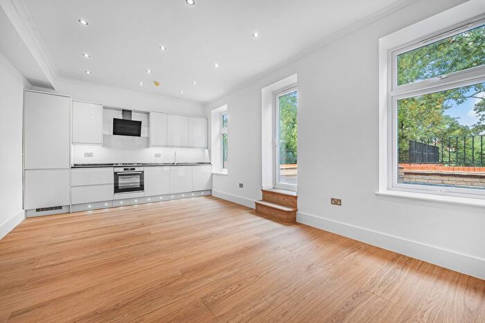 3 Bedroom Flat To Rent In Chatsworth Road, Kilburn, London, NW2