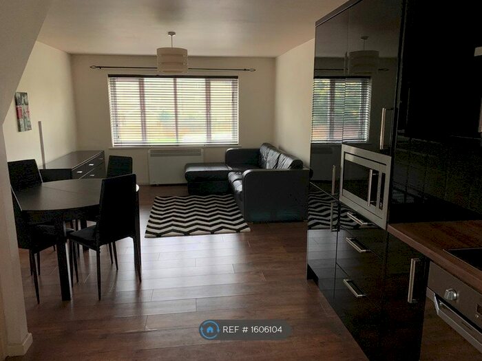 2 Bedroom Maisonette To Rent In Downside Walk, Brentford, TW8