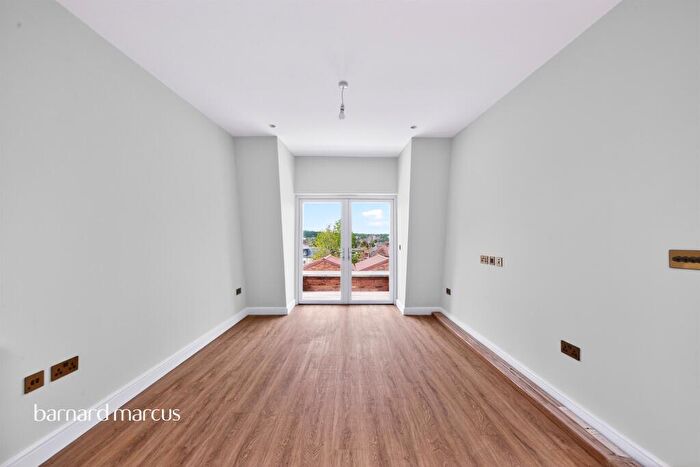 2 Bedroom Apartment For Sale In Station Road, New Barnet, EN5