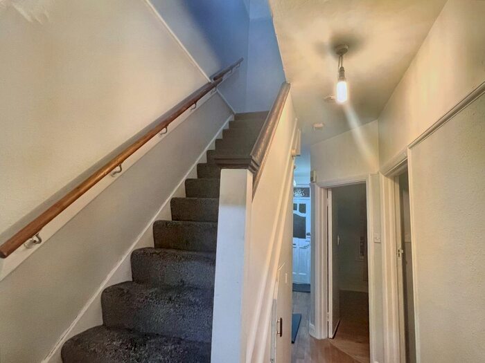 4 Bedroom Maisonette To Rent In Promenade, Edgware, HA8