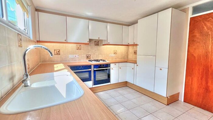 4 Bedroom Detached House For Sale In Noreuil Road, Petersfield, Hampshire, GU32