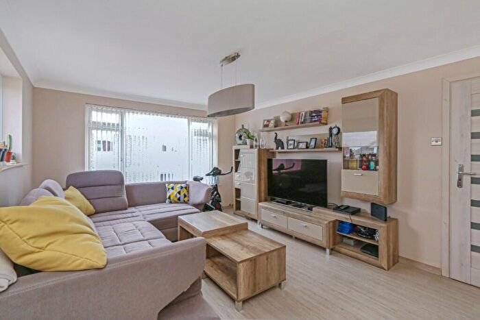 2 Bedroom Flat For Sale In Heather Close, BH23