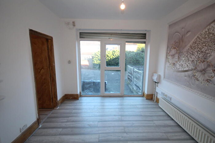 1 Bedroom Flat To Rent In Davyhulme Road East, M32
