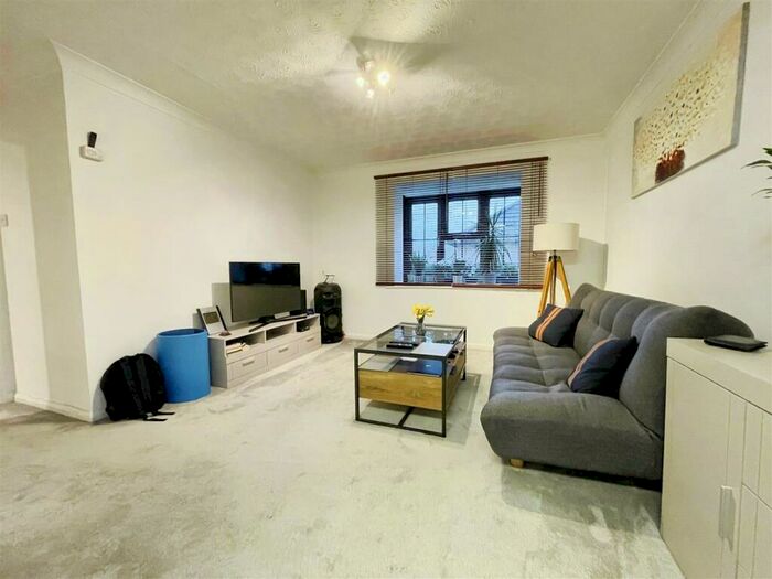 1 Bedroom Flat For Sale In Gorse Meade, Slough, SL1