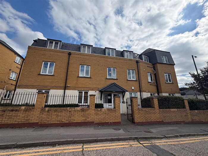 2 Bedroom Flat To Rent In Autumn Close, EN1