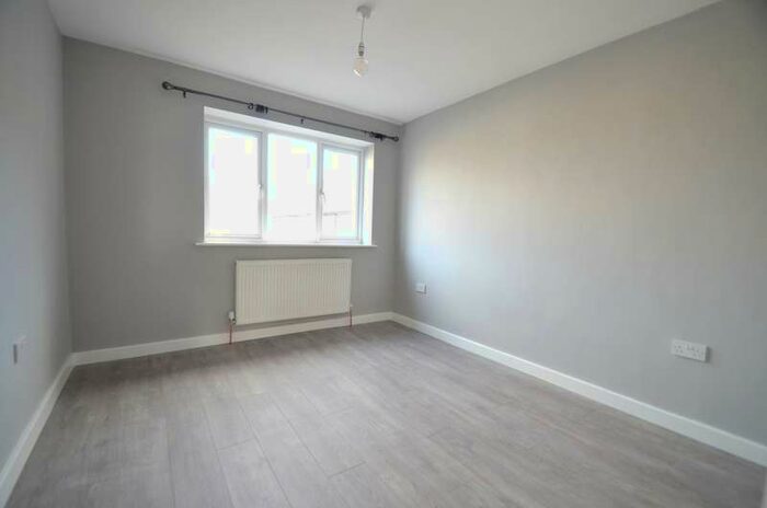 2 Bedroom Flat To Rent In Woodlands Parade, Ashford, TW15