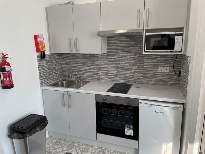 1 Bedroom Studio To Rent In Brynmill Cresent, Swansea, SA2