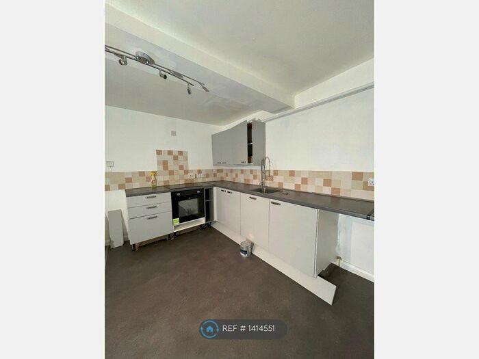 2 Bedroom Flat To Rent In Broad Street, Launceston, PL15