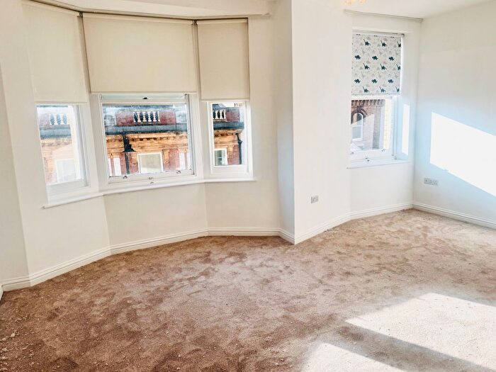 2 Bedroom Flat To Rent In Bishops Place, Paignton, TQ3