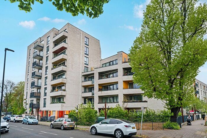 2 Bedroom Flat To Rent In St. James' Crescent, Brixton, London, SW9