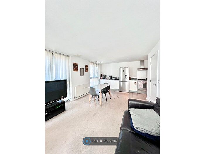 3 Bedroom Flat To Rent In Eden Grove, London, N7