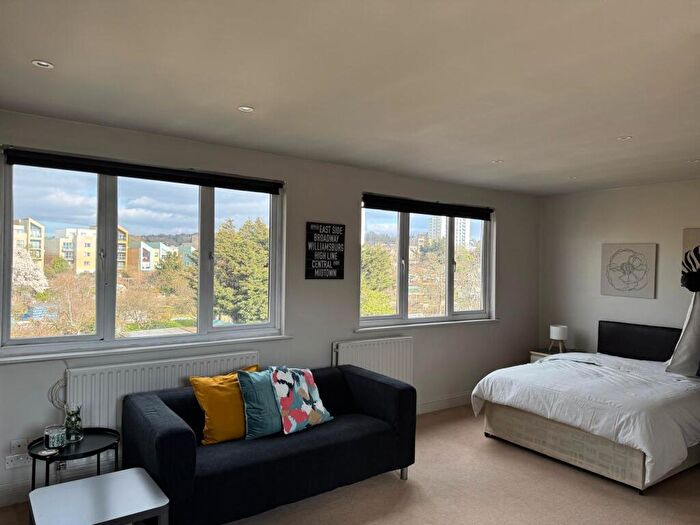 Studio To Rent In Hendon Way, London, NW2