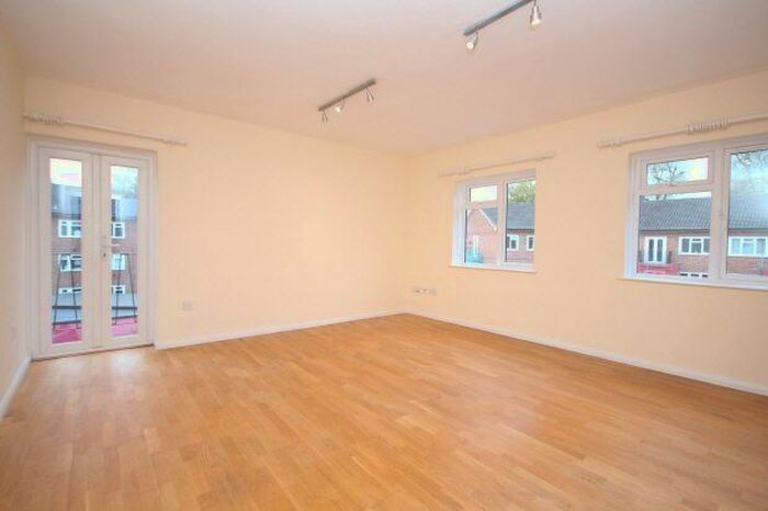 2 Bedroom Flat To Rent In Pelham Court, Bishopric, Horsham RH12